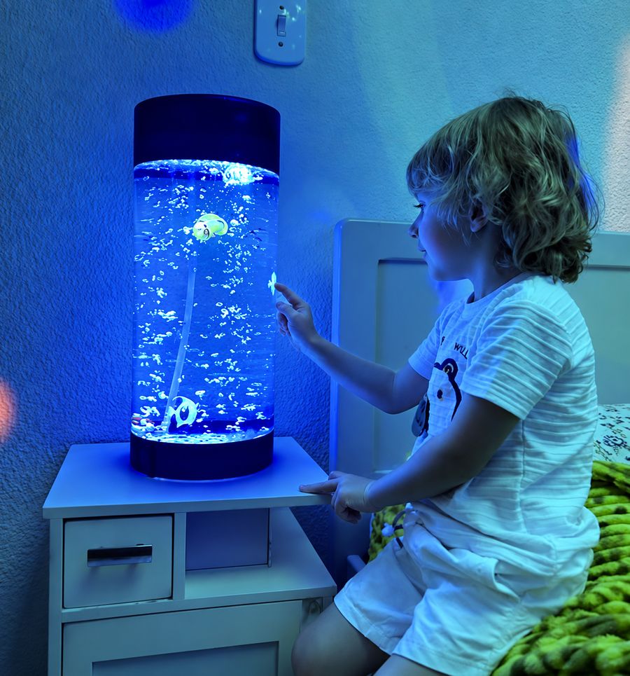 Criança em frente ao mini aquário iluminado