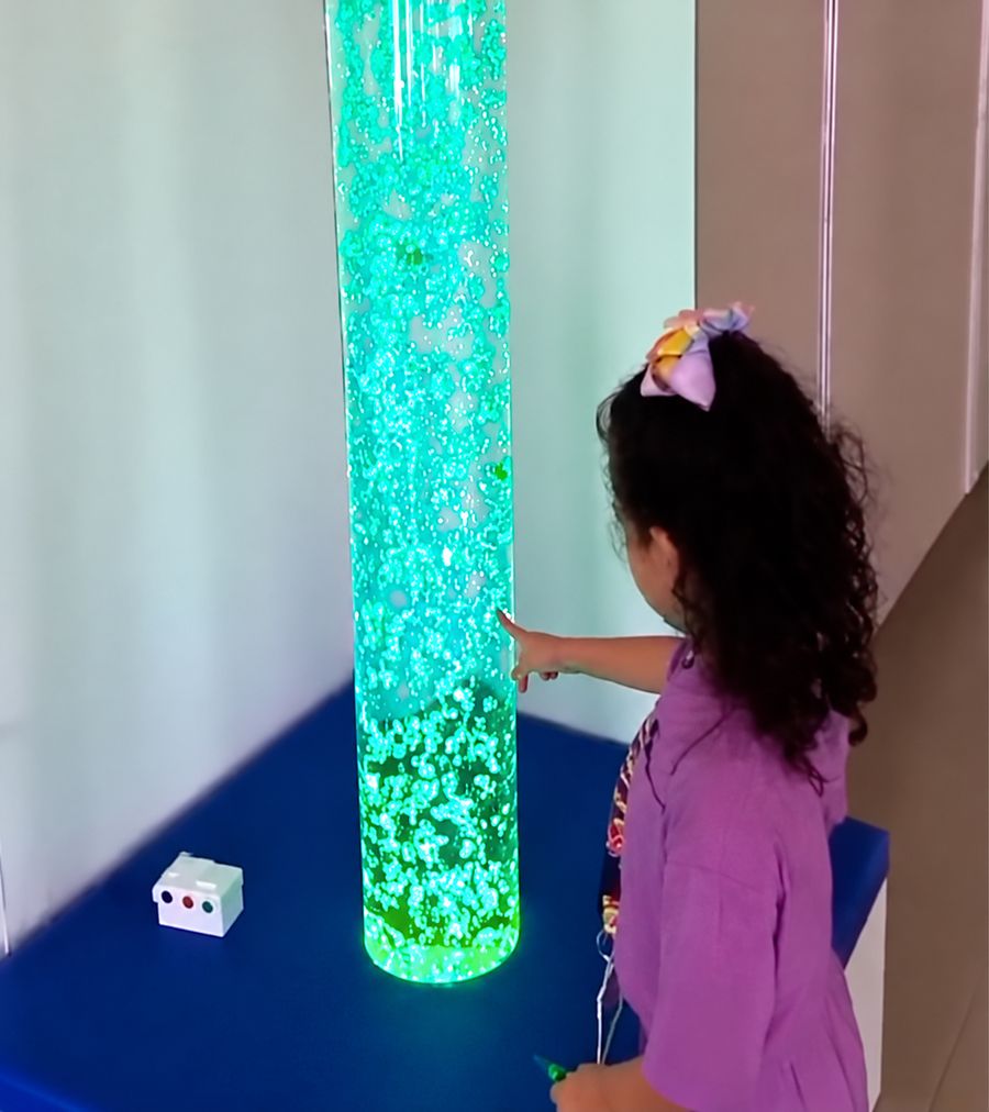 Criança explorando a coluna de bolhas